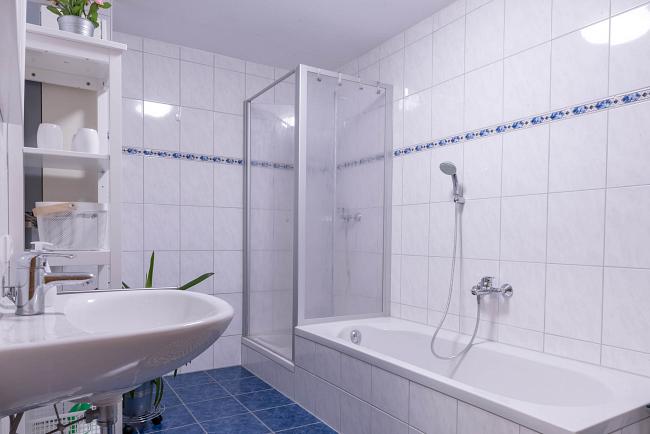 Bad der Ferienwohnung mit Duschkabine und Badewanne, separates WC 