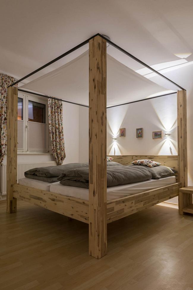 Schlafzimmer der Ferienwohnung mit Himmelbett