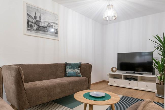 Komfortables Wohnzimmer mit Flachbildfernseher und W-Lan