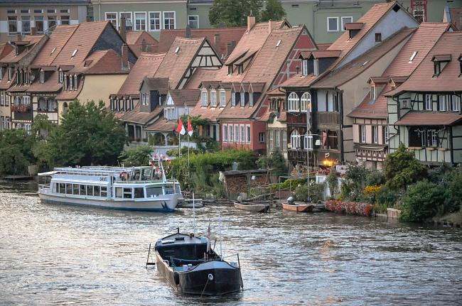 Blick von der Unteren Brücke auf „Klein Venedig“. Klein Venedig ist die Bezeichnung einer ehemaligen Fischersiedlung Bambergs. Sie besteht aus einer Reihe alter Wohnhäuser aus dem 17.jahrhundert.