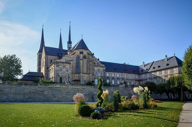 Kloster Michaelsberg. Das ehemalige Benediktiner Kloster St. Michael thront hoch auf dem Michaelsberg über Bamberg. Die Klosterkirche sowie die Klosteranlage sind sehr sehenswert. 